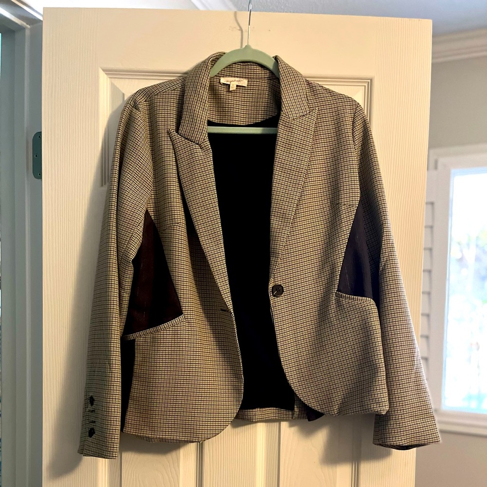 Beautiful suit coat . Dress up or down. Beautiful with jeans. Taylor cut